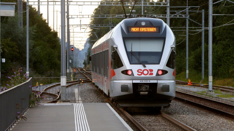 Un convoy con el avisop de 'No entrar' llega a la estación de la localidad suiza de Salez, tras el ataque de un joven de 27 años a los viajeros de un tren. REUTERS/Arnd Wiegmann