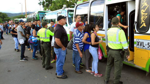 Ciudadanos procedentes de Venezuela utilizan el transporte para llegar a la ciudad colombiana de Cúcuta, tras cruzar la frontera por  el puente Simón Bolívar. EFE/Mauricio Dueñas Castañeda