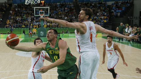 Pau Gasol disputa un balón contra el equipo lituano en los Juegos de Río. REUTERS/Jim Young Pau Gasol disputa un balón contra el equipo lituano en los Juegos de Río. REUTERS/Jim Young
