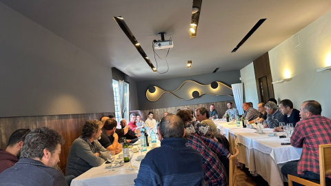 Un moment de la trobada a Castellolí, aquest diumenge, durant la conversa entre Junqueras i una àmplia representació de pagesos. Un moment de la trobada a Castellolí, aquest diumenge, durant la conversa entre Junqueras i una àmplia representació de pagesos.