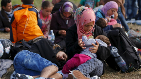 Refugiados sirios se toman un descanso, ya en tierras húngaras tras haber cruzado la frontera serbia. REUTERS