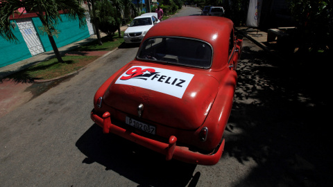 Un coche con una pegatina en el capó con la frase 'Feliz 90', en alusión al 90 cumpleaños del líder cubano Fidel Castro. REUTERS/Enrique de la Osa Un coche con una pegatina en el capó con la frase 'Feliz 90', en alusión al 90 cumpleaños del líder cubano Fidel Castro. REUTERS/Enrique de la Osa