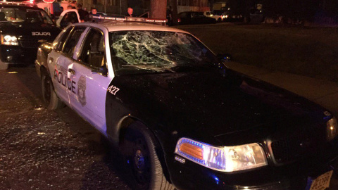 Un coche de la Policía de Milwaukee con las lunas rotas, tras las violentas protestas después de que un agente disparara y matara a un hombre armado durante una persecución. REUTERS Un coche de la Policía de Milwaukee con las lunas rotas, tras las violentas protestas después de que un agente disparara y matara a un hombre armado durante una persecución. REUTERS