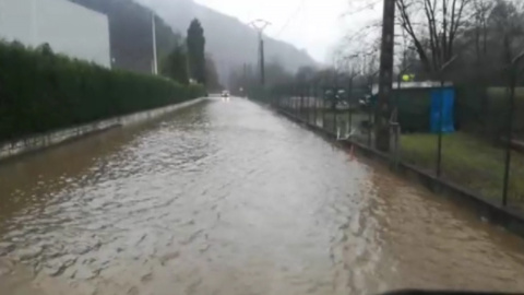 Aumento del caudal del RÃ­o NalÃ³n en Ribera de Arriba