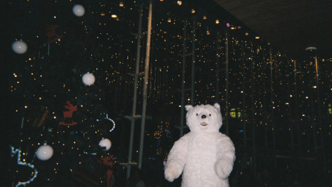 Fotografía de una de las participantes del taller de la Fundación Tomillo, que trabaja con mujeres de etnia gitana y de origen marroquí.- PHES