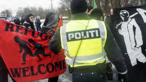 Policías daneses intentan separar a manifestantes antimigrantes y activistas pro migrantes en la frontera. / AFP - CLAUS FISKER Policías daneses intentan separar a manifestantes antimigrantes y activistas pro migrantes en la frontera. / AFP - CLAUS FISKER