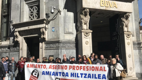 Protesta de CCOO a las puertas de una de las sedes del BBVA en Bilbao por el amianto. Protesta de CCOO a las puertas de una de las sedes del BBVA en Bilbao por el amianto.