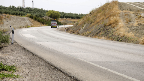 Lugar del accidente ocurrido en la N-322, a la altura del kilómetro 168, en el que se ha visto involucrado un vehículo en el que viajaba el grupo 'indie' Supersubmarina. EFE/Carlos Cid