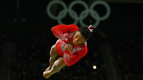 Simone Biles, durante su ejercicio. REUTERS/Mike Blake