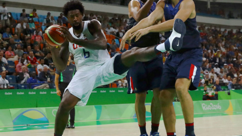 Deandre Jordan, ante Batum y Lauvergne durante el partido. REUTERS/Jim Young