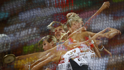 Nadine Mueller de Alemania compite para ganar el bronce en lanzamiento de disco femenina durante los Campeonatos del Mundo de atletismo en el Estadio Nacional de Pekín, China 25 de agosto de 2015. REUTERS / Kai Pfaffenbach