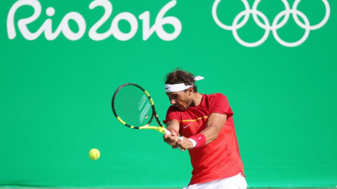 Nadal golpea la bola en un momento del partido ante Nishikori. EFE/LEONARDO MUÑOZ