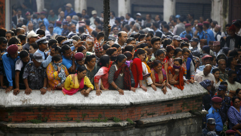 La gente se reúne para observar la cremación del superintendente de la Policía (SSP) Laxman Neupane, que fue asesinado en la protesta del lunes, a Tikapur en el distrito de Kailali, Nepal 25 de agosto 2015. REUTERS/Navesh Chitrakar