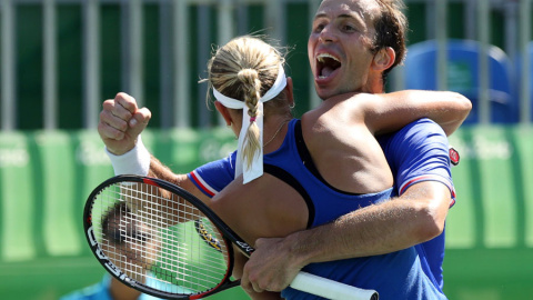 Stepanek y Hradecka celebran su medalla de bronce. REUTERS/Kevin Lamarque