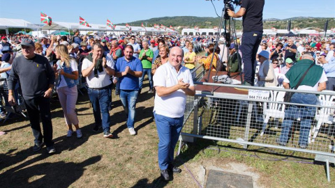 El presidnete del PNV, Andoni Ortuzar, saluda a los miles de simpatizantes del PNV que han asistido al Alderdi Eguna. / EFE/ David Aguilar El presidnete del PNV, Andoni Ortuzar, saluda a los miles de simpatizantes del PNV que han asistido al Alderdi Eguna. / EFE/ David Aguilar