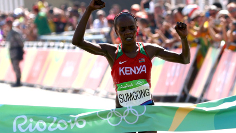 Sumgong, en el momento en que entra a meta. REUTERS/David Gray