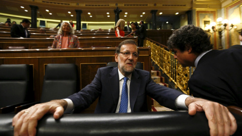 El Presidente Mariano Rajoy con Jorge Moragas antes del inicio del debate de los presupuestos de 2016 en el Parlamento en Madrid, España, 25 de agosto de 2015. REUTERS / Sergio Pérez