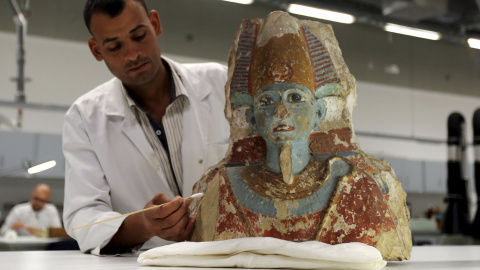 Un arqueólogo trabaja en la restauración de un antiguo artefacto egipcio en el Gran Museo Egipcio en Guiza, Egipto, 25 de agosto de 2015. REUTERS/Mohamed Abd El Ghany