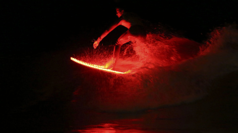 La noche más especial para los surfistas en la que deporte y espectáculo se unen de noche en la playa de Patos, en la localidad pontevedresa de Nigrán, para ofrecer una exhibición de surf nocturno de la mano de los campeones gallegos de est