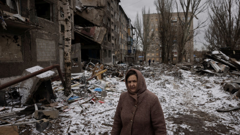 Una mujer pasa por bloques de apartamentos destruidos por los misiles rusos, en Selydove, cerca de Avdivka (Ucrania). REUTERS/Thomas Peter Una mujer pasa por bloques de apartamentos destruidos por los misiles rusos, en Selydove, cerca de Avdivka (Ucrania). REUTERS/Thomas Peter