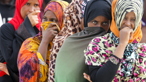Inmigrantes esperan en el muelle después de desembarcar de un buque de Médicos Sin Fronteras que llevaba a 320 inmigrantes, en el puerto siciliano de Augusta, Italia, 25 de agosto de 2015. REUTERS / Antonio Parrinello