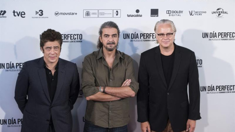 Los actores Benicio del Toro (i) y Tim Robbins (d), junto al cineasta Fernando León (c) en el photocall de la película "Un día perfecto" en Madrid. /EFE Los actores Benicio del Toro (i) y Tim Robbins (d), junto al cineasta Fernando León (c) en el photocall de la película "Un día perfecto" en Madrid. /EFE