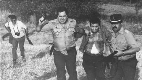 Emilio Izquierdo, poco después de ser detenido tras la matanza de Puerto Hurraco, en 1990. EFE Emilio Izquierdo, poco después de ser detenido tras la matanza de Puerto Hurraco, en 1990. EFE