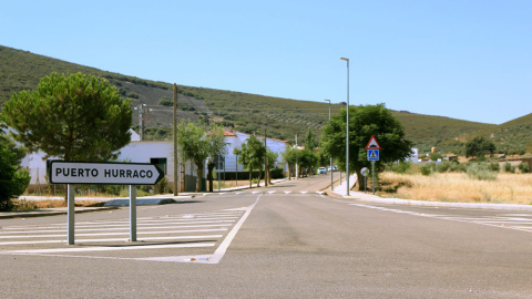 Vista de la entrada al pequeño municipio pacense de Puerto Hurraco, donde en el verano de 1990 nueve de sus vecinos murieron a manos de los hermanos Antonio y Emilio Izquierdo. EFE/Raúl Haba Vista de la entrada al pequeño municipio pacense de Puerto Hurraco, donde en el verano de 1990 nueve de sus vecinos murieron a manos de los hermanos Antonio y Emilio Izquierdo. EFE/Raúl Haba