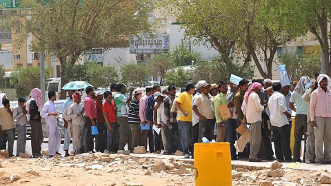 Decenas de trabajadores extranjeros hacen cola ante una oficina de inmigración en Riad. Los extranjeros suponen casi un tercio de los habitantes de Arabia Saudí/AFP