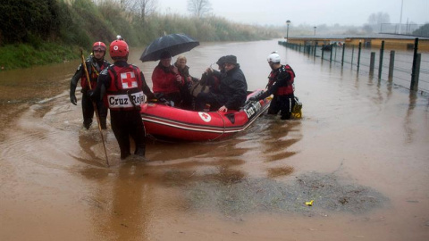Vista del río Saja a la altura de la fábrica de Solvay, en la localidad cántabra de Barreda. EFE/Pedro Puente Hoyos