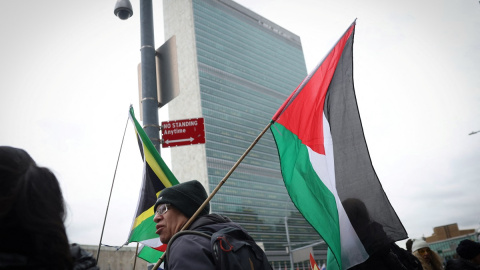 Manifestantes se reúnen frente a la sede de las Naciones Unidas. Manifestantes se reúnen frente a la sede de las Naciones Unidas.