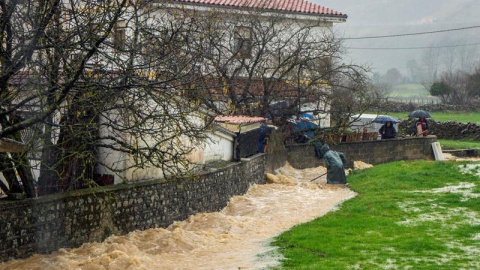 Vista del río Saja a la altura de la fábrica de Solvay, en la localidad cántabra de Barreda. EFE/Pedro Puente Hoyos