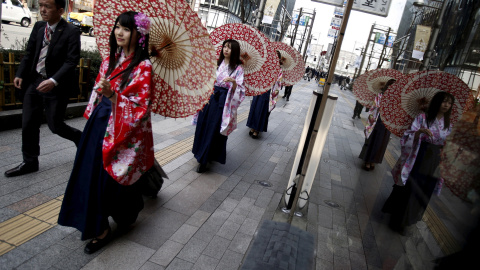 Una mujer pasea por el distrito comercial de Ginza en Tokio. REUTERS/Yuya Shino