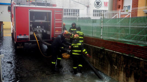 Vista del río Saja a la altura de la fábrica de Solvay, en la localidad cántabra de Barreda. EFE/Pedro Puente Hoyos