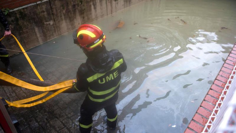 Vista del río Saja a la altura de la fábrica de Solvay, en la localidad cántabra de Barreda. EFE/Pedro Puente Hoyos