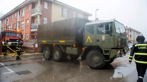 Vista del río Saja a la altura de la fábrica de Solvay, en la localidad cántabra de Barreda. EFE/Pedro Puente Hoyos
