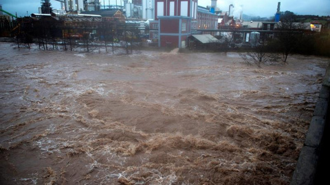 Vista del río Saja a la altura de la fábrica de Solvay, en la localidad cántabra de Barreda. EFE/Pedro Puente Hoyos
