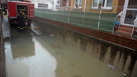 Vista del río Saja a la altura de la fábrica de Solvay, en la localidad cántabra de Barreda. EFE/Pedro Puente Hoyos