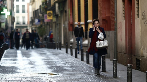 Una mujer pasea con un cigarrillo en la mano. El tabaco es una de las principales causas de la aparición del cáncer/EUROPA PRESS Una mujer pasea con un cigarrillo en la mano. El tabaco es una de las principales causas de la aparición del cáncer/EUROPA PRESS