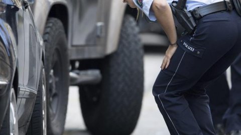 Una policía busca pruebas en los alrededores del ataque en Colonia/EFE Una policía busca pruebas en los alrededores del ataque en Colonia/EFE