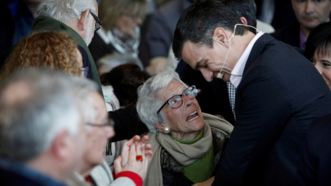 El secretario general del PSOE, Pedro Sánchez, participó en A Coruña en una asamblea abierta con militantes y otros ciudadanos sobre pensiones dignas. EFE/Cabalar El secretario general del PSOE, Pedro Sánchez, participó en A Coruña en una asamblea abierta con militantes y otros ciudadanos sobre pensiones dignas. EFE/Cabalar