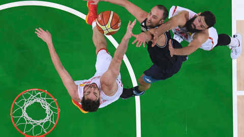Ginobilli tira a canasta durante el partido contra España. REUTERS/Mark Ralston Ginobilli tira a canasta durante el partido contra España. REUTERS/Mark Ralston