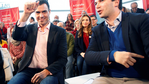 El secretario general del PSOE, Pedro Sánchez (izda), acompañado por el líder de los socialistas gallegos, Gonzalo Caballero, participa en una asamblea abierta con militantes y otros ciudadanos sobre pensiones dignas. EFE/ Cabalar El secretario general del PSOE, Pedro Sánchez (izda), acompañado por el líder de los socialistas gallegos, Gonzalo Caballero, participa en una asamblea abierta con militantes y otros ciudadanos sobre pensiones dignas. EFE/ Cabalar