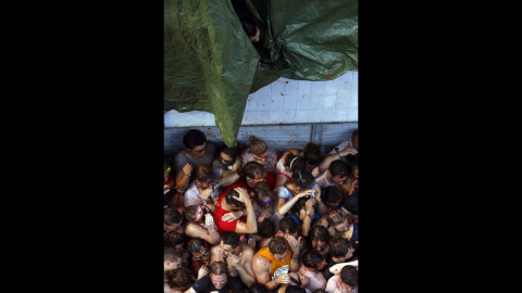 Un vecino contempla la Tomatina desde el balcón de su casa. EFE