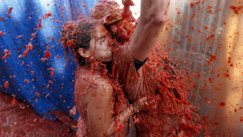 Las casas de Buñol se protegen con lonas de los 'tomatazos' de los participantes. EFE