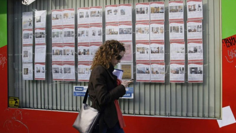 Una joven pasa por delante de una oficina inmobiliaria en el centro de Madrid. REUTERS/Andrea Comas Una joven pasa por delante de una oficina inmobiliaria en el centro de Madrid. REUTERS/Andrea Comas