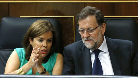 El presidente del Gobierno, Mariano Rajoy (d), y la vicepresidenta, Soraya Sáenz de Santamaría (i), conversan durante el segundo día del debate de totalidad del proyecto de Ley de Presupuestos para 2016, en el pleno del Congreso. EFE/Sergio El presidente del Gobierno, Mariano Rajoy (d), y la vicepresidenta, Soraya Sáenz de Santamaría (i), conversan durante el segundo día del debate de totalidad del proyecto de Ley de Presupuestos para 2016, en el pleno del Congreso. EFE/Sergio