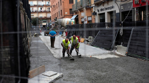 Dos hombres asfaltan una calle en Málaga/REUTERS Dos hombres asfaltan una calle en Málaga/REUTERS