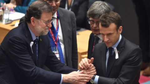 El presidente del Gobierno, Mariano Rajoy, saluda al presidente francés, Emmanuel Macron, al comienzo de la cumbre de los líderes de la UER, en Bruselas. REUTERS/Eric Vidal El presidente del Gobierno, Mariano Rajoy, saluda al presidente francés, Emmanuel Macron, al comienzo de la cumbre de los líderes de la UER, en Bruselas. REUTERS/Eric Vidal
