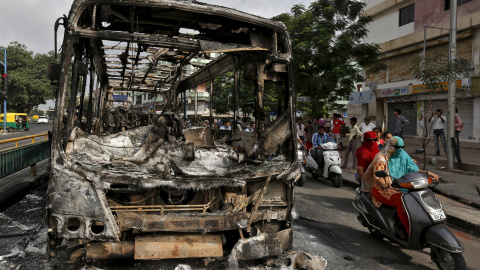 Los restos de un autobús que fue quemado en los enfrentamientos entre la policía y manifestantes en Ahmedabad, India, 26 de agosto de 2015. REUTERS / Dave Amit